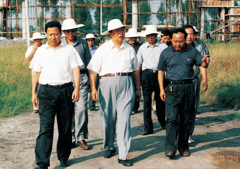2004年8月10日，省政協(xié)主席王生鐵在市委書(shū)記劉雪榮的陪同下視察聚丙烯工程建設(shè)
