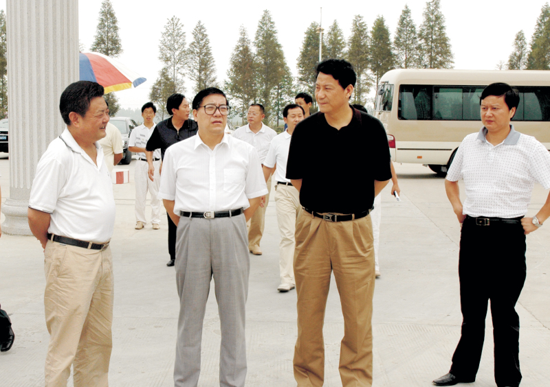  2006年9月1日，湖北省委常委、統(tǒng)戰(zhàn)部部長蘇曉云蒞臨我公司考察，張嗣義書記陪同