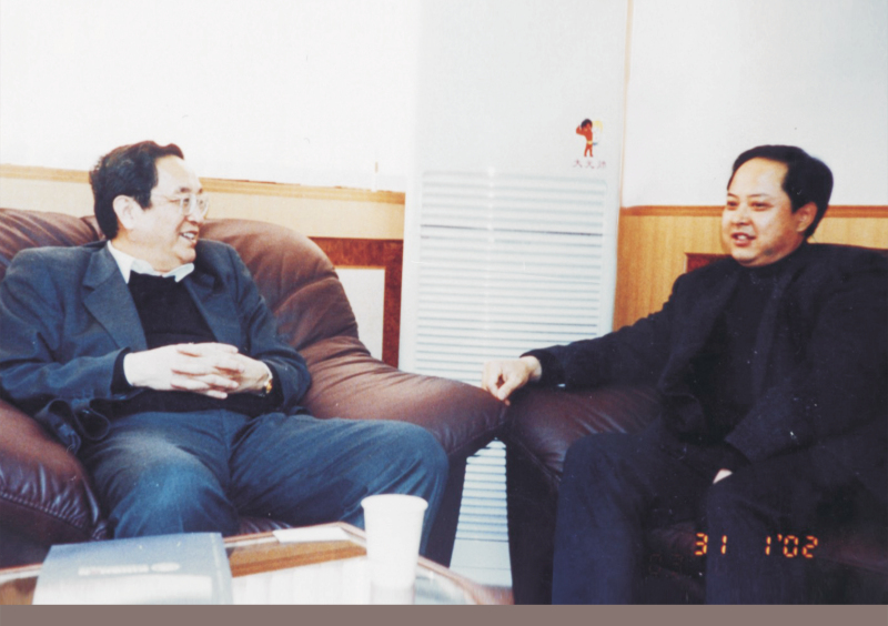 2002年1月31日，中央政治局委員、湖北省委書(shū)記俞正聲在省委辦公室親切接見(jiàn)舒心先生 
