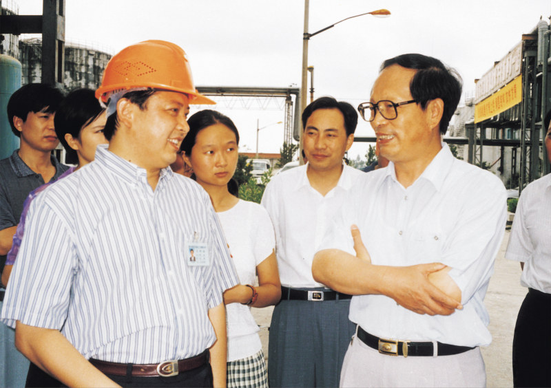 1998年8月1日，湖北省委書(shū)記賈志杰在舒心先生的陪同下，對(duì)我公司進(jìn)行了視察